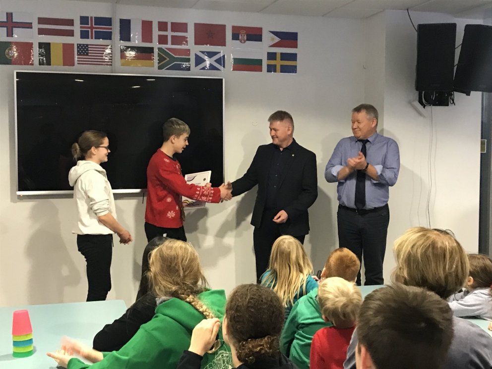 Lionsklúbbur Sauðárkróks færði Árskóla gjöf til bókakaupa