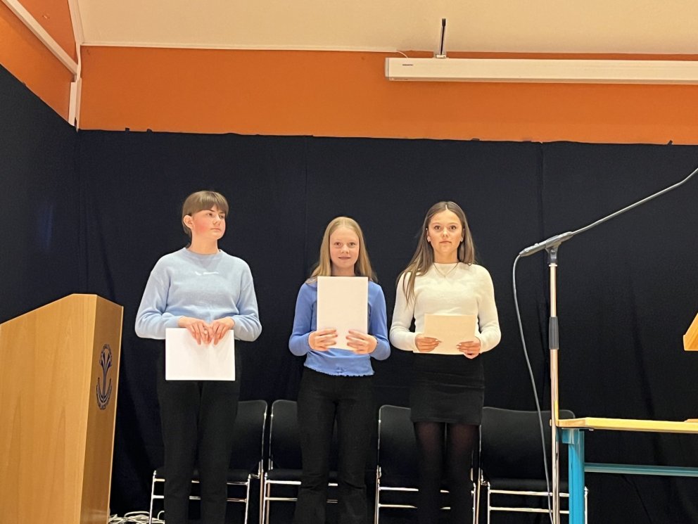 Verðlaunahafarnir Greta Berglind (3. sæti), Snæfríður (2. sæti) og Dagmar Helga (1. sæti).