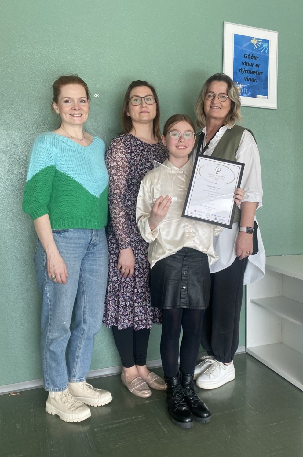 Jóhanna María ásamt kennurum sínum.