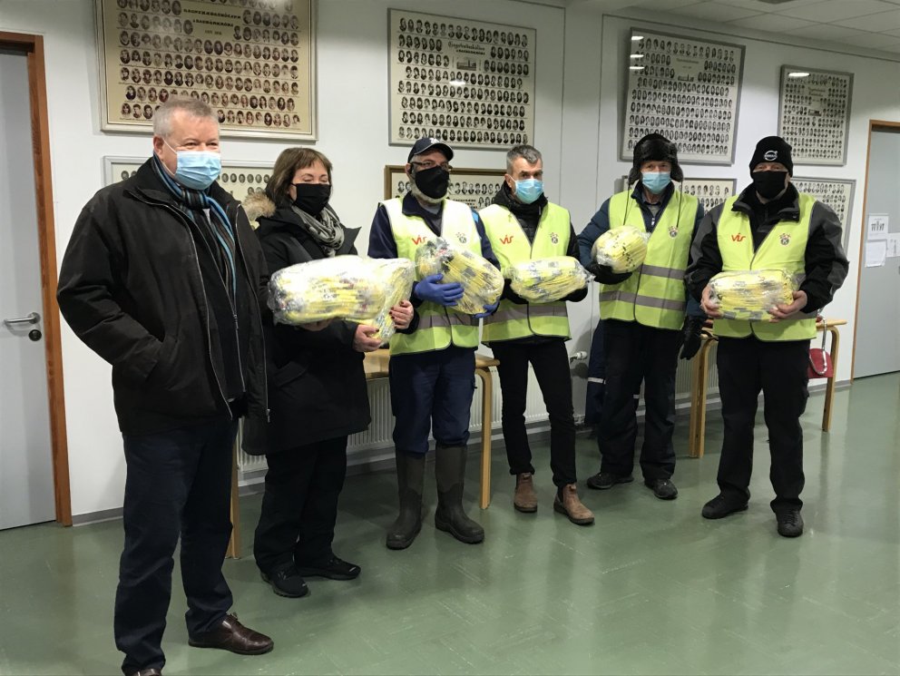 Frá afhendingu vestanna.