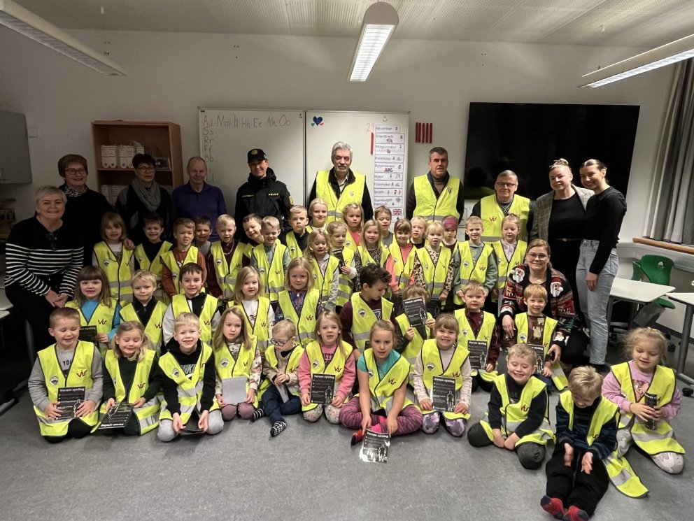 1.bekkur fær endurskinsvesti að gjöf