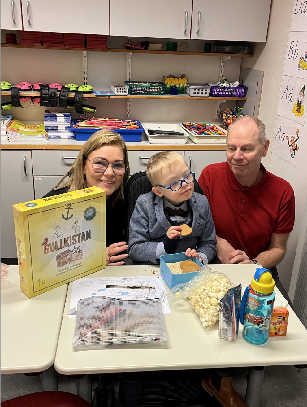 Jökull Máni með starfsmönnum skólans.