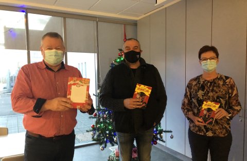 Frá afhendingu bókanna til skólastjórnenda.